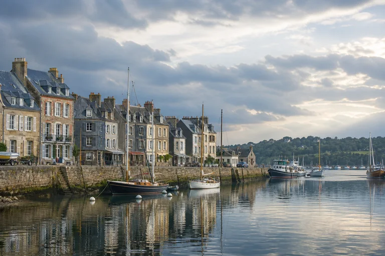 Port imaginaire inspiré de la Côte Fleurie