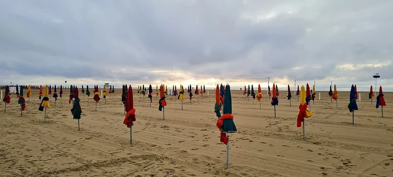Les parasols fermés sur la plage de Deauville en fin de journée.