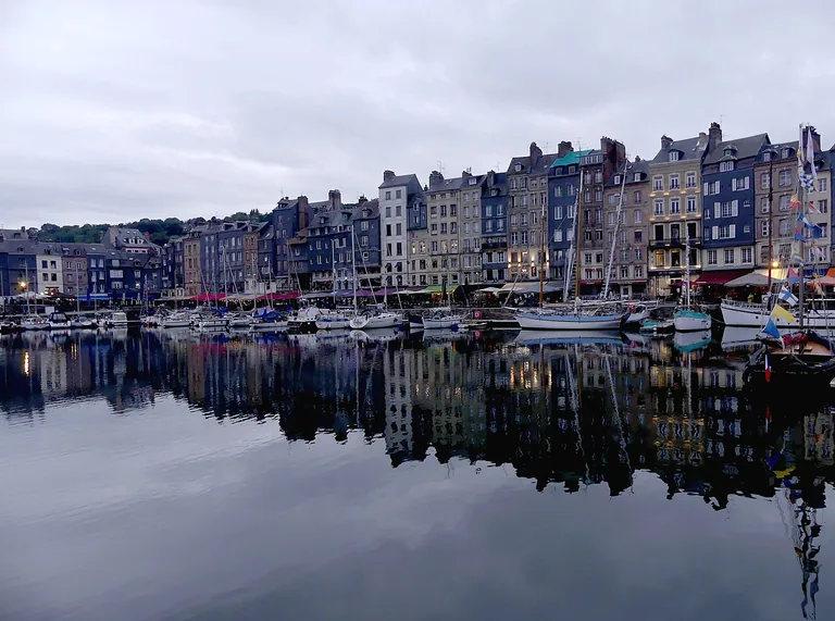Façades du quai Sainte-Catherine et bateaux reflétés dans le Vieux Bassin.