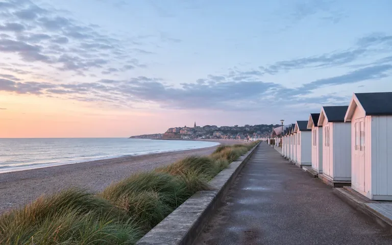 Promenade du littoral normand au lever du jour